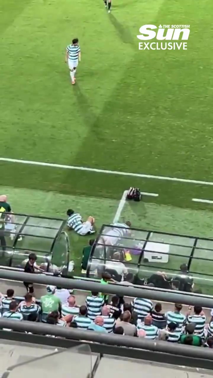 体育赛事数据-还有劲！热身赛被换下场后，前田大然在场边做俯卧撑