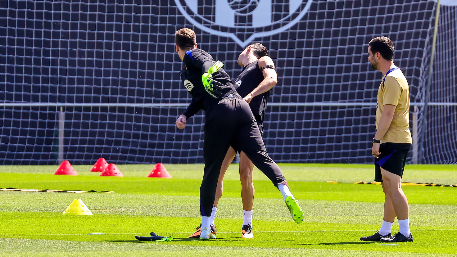 国际经济预测-搞笑互动！巴萨训练场上，什琴斯尼与莱万上演“互殴”